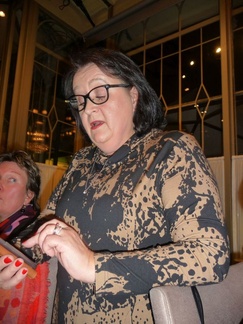 Eläkkeellä oleva luottamusmies Raili ohjeistaa